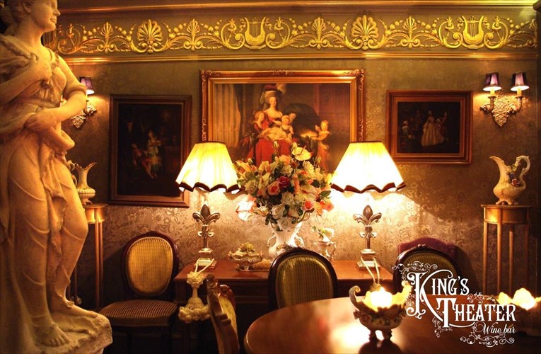 kings-theater-to-krasi-tis-kritis-erxetai-stou-psurri-se-basiliko-fonto