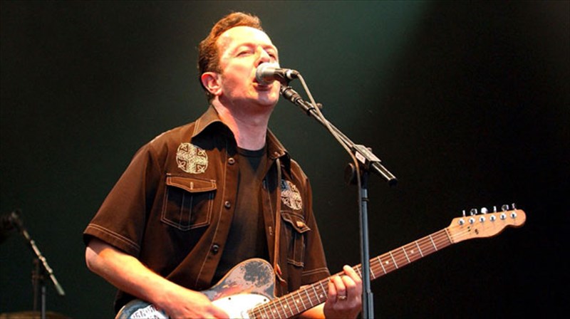 tainia-i-zoi-tou-Joe-strummer-ton-clash-zoi-tou-Joe-strummer-ton-clash