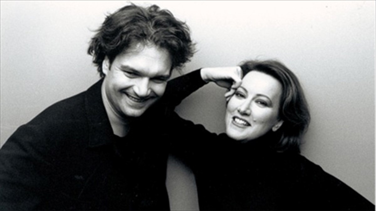 orxistrikes-mousikes-kai-tragoudia-apo-to-guali-kai-to-pani-sto-passport