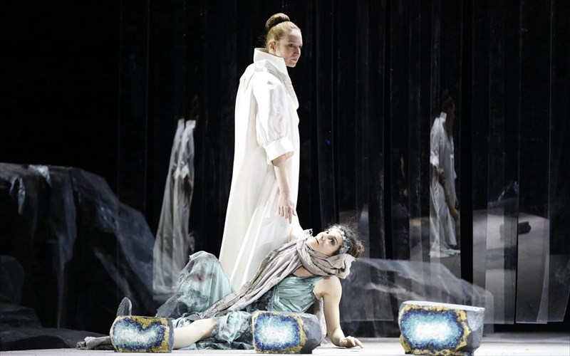 to-ethniko-theatro-enthousiase-me-ton-agamemnona-sto-pekino