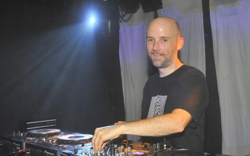 o-moby-xarizei-ena-soundtrack-gia-yoga-kai-dialogismo