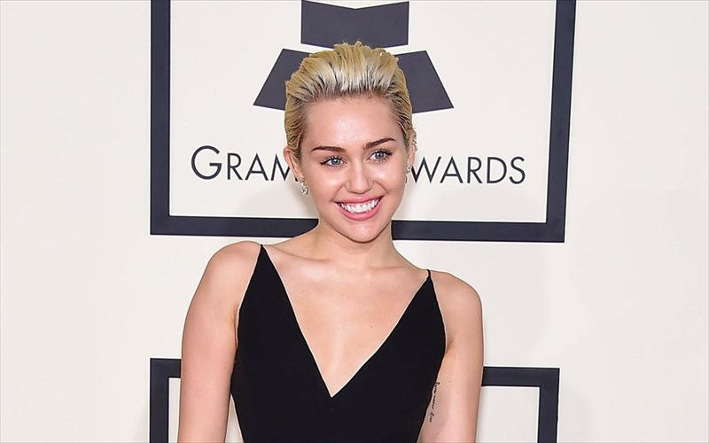 i-miley-cyrus-uposxetai-ena-peiramatiko-almpoum