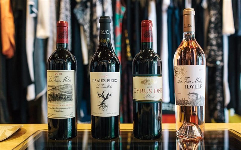 to-la-tour-melas-mas-taksideuei-piso-sto-2006-sto-tudor-hall