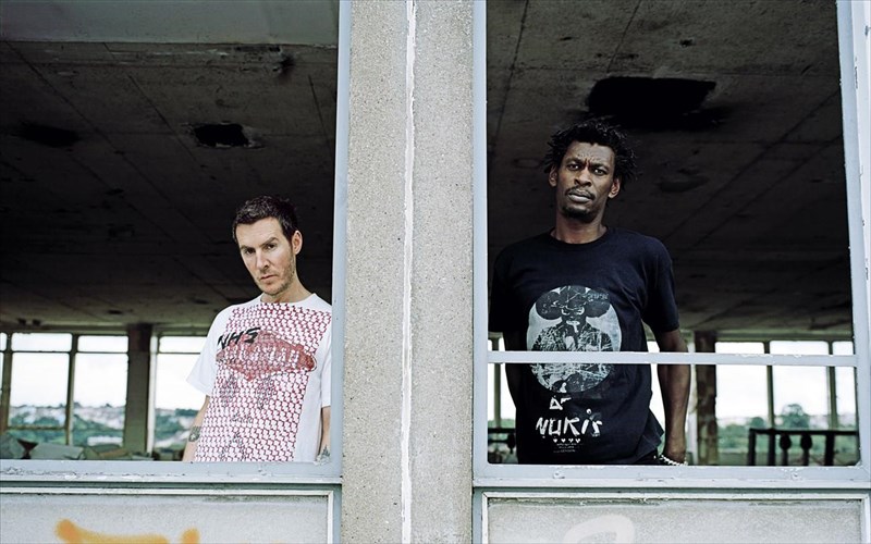 oi-massive-attack-apektisan-ton-diko-tous-sunauliako-xoro