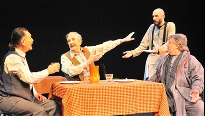 giorgos-konstantinouo-mpampas-ekpaideuetai