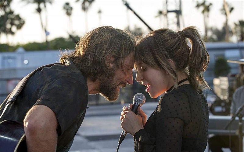 to-ena-asteri-gennietai-epistrefei-me-ekstra-skines-kai-nea-tragoudia