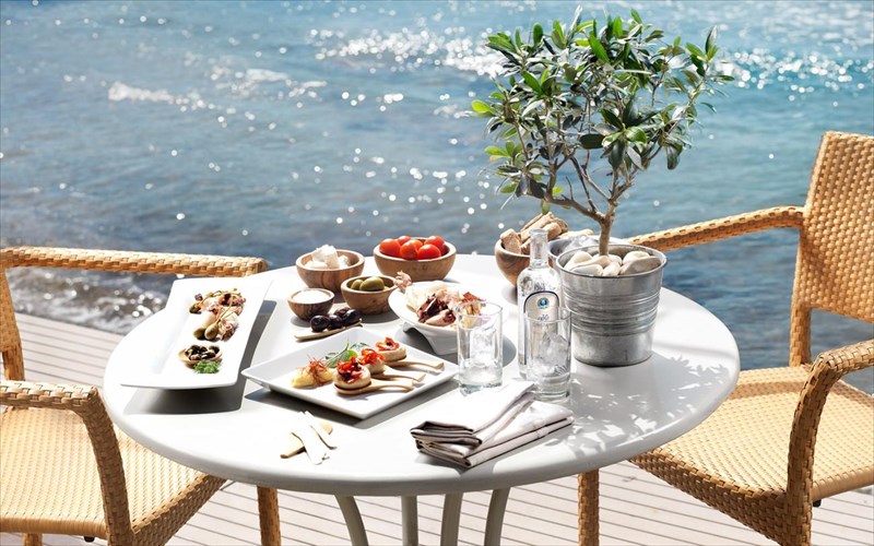 kathara-deutera-me-fonto-tin-athinaiki-ribiera-sto-estiatorio-mythos-by-divani