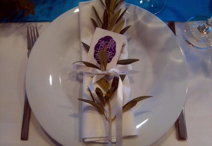 i-kina-sunantise-tin-ellada-sti-santorini-ki-emeis-imastan-ekei