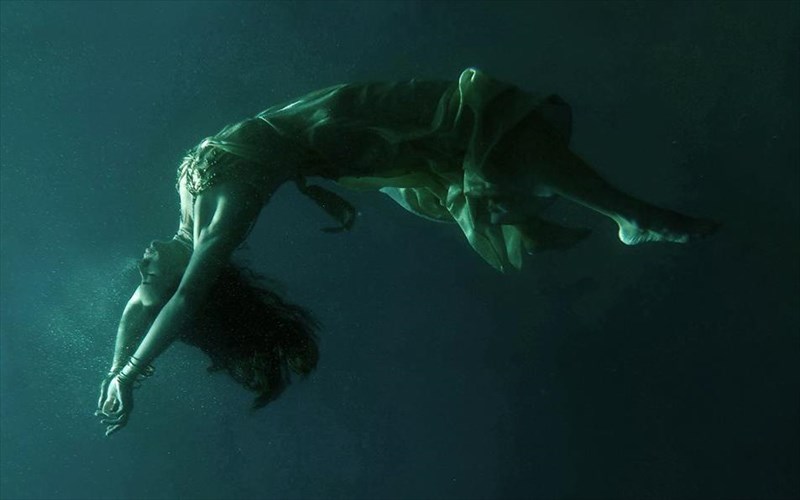 frosuni-enas-udatinos-apologismos-zois-sto-theatro-abaton