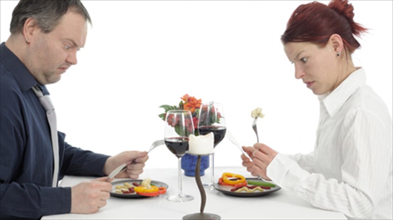 7-kakes-sunitheies-pou-mas-enoxloun-sta-estiatoria-kakes-sunitheies-pou-mas-enoxloun-sta-estiatoria