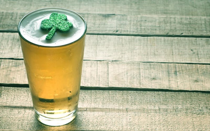 se-autes-tis-mpiraries-kai-pub-kseroun-pos-na-giortasoun-tin-imera-tou-agiou-patrikiou