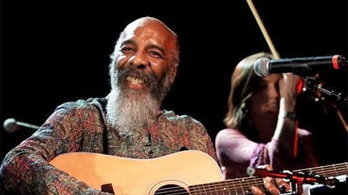 apebiose-o-diasimos-tragoudistis-tis-folk-ritsi-xeibens-diasimos-tragoudistis-tis-folk-ritsi-xeibens