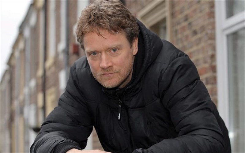 o-suggrafeas-ton-atroton-torben-betts-erxetai-sto-aggelon-bima