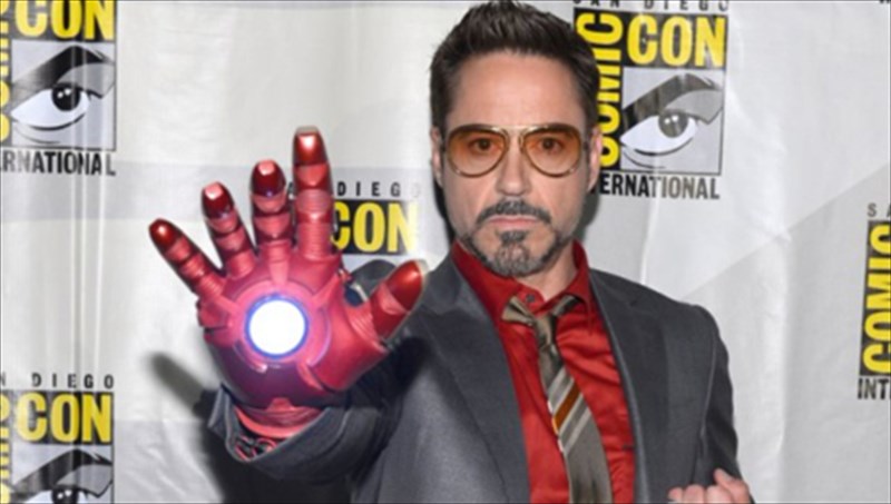 giati-latreuoume-ton-iron-man