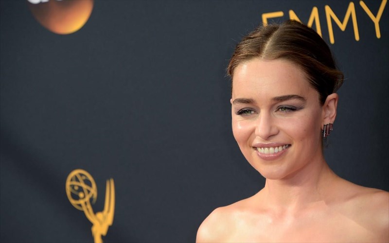 i-emilia-clarke-apokalupse-tis-peripeteies-ugeias-pou-paraligo-na-tis-stoixisoun-ti-zoi