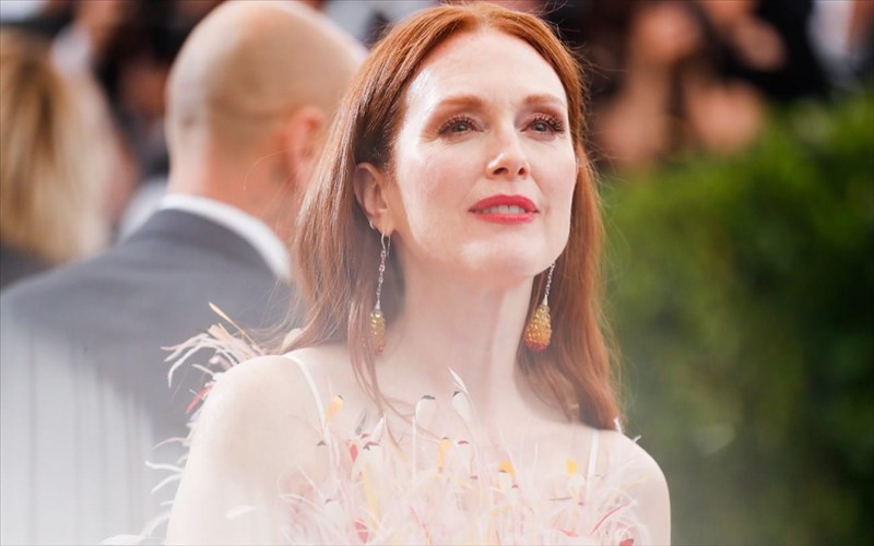 giati-apoluthike-i-Julianne-moore-apo-to-tha-mporouses-pote-na-me-sugxoreseis-Julianne-moore-apo-to-tha-mporouses-pote-na-me-sugxoreseis