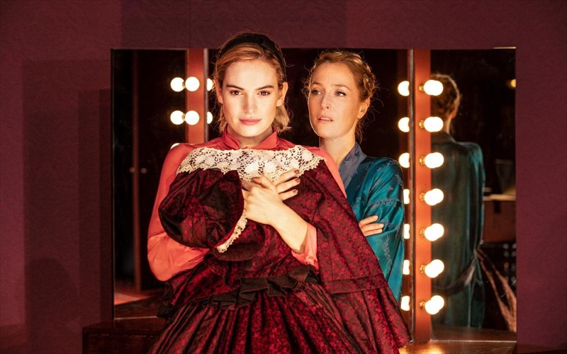 ola-gia-tin-eua-me-tis-gillian-anderson-kai-lily-James-zontana-sto-megaro