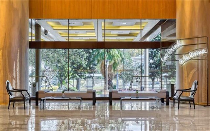 neos-aeras-fusa-sto-divani-caravel