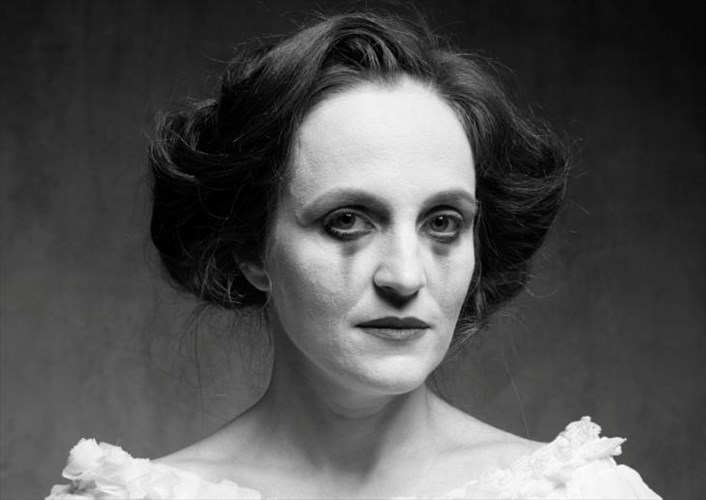 elena-mauridou-thelo-na-kano-theatro-pou-mila-gia-ta-duskola-me-aplo-tropo