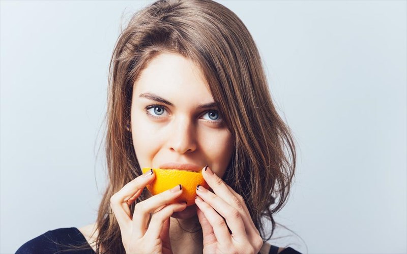 oi-simantikoi-logoi-pou-aksizei-na-aplonete-auta-ta-frouta-stin-epidermida-sas