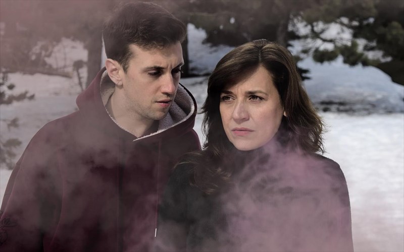 aima-sto-xioni-stin-amaksostoixia-theatro-to-treno-sto-rouf