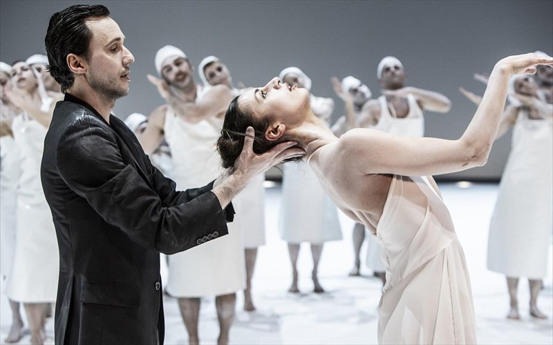 protes-fotografies-kai-binteo-gia-to-triptuxo-xorou-strabinski-apo-ti-rosia-me-agapi-tou-mpaletou-tis-els