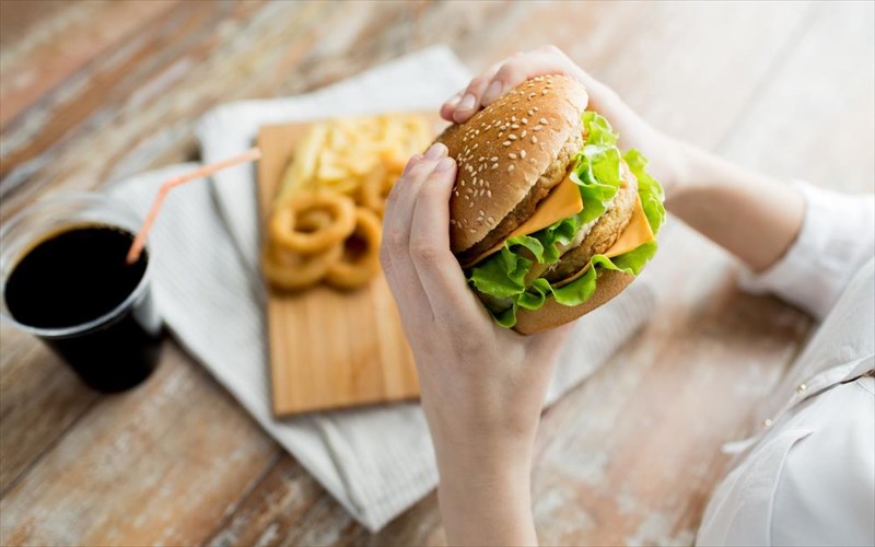 telika-poso-kako-mas-kanei-to-fast-food-i-eidikos-analuei