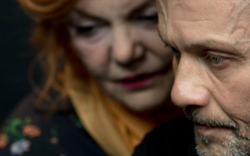 o-nikos-diamantis-skinothetei-skines-apo-ena-gamo