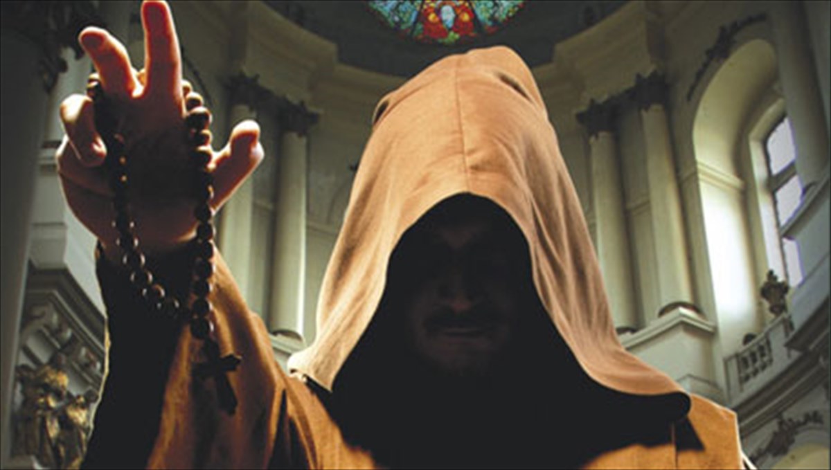 ti-krubetai-sta-aduta-tou-batikanou