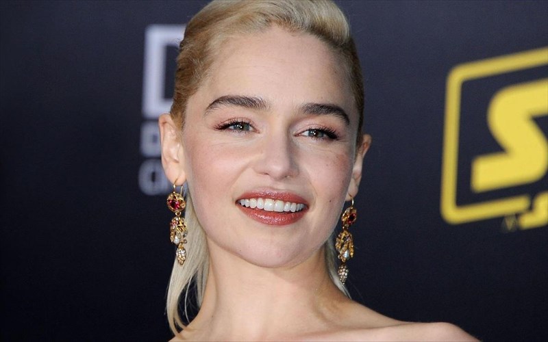 emilia-clarke-tote-katalaba-pos-eixa-pathei-zimia-ston-egkefalo