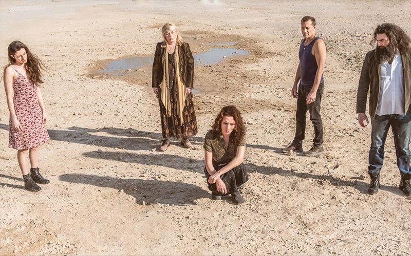 o-thanasis-sarantos-me-ti-germa-tou-lorka-sto-thiseion