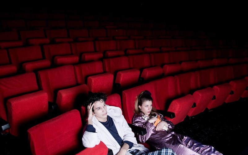 gelontas-agria-sti-skini-tou-neou-kosmou