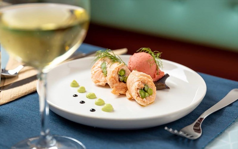 sti-romi-to-proto-ston-kosmo-estiatorio-me-gelato-se-kathe-piato-tou-menou