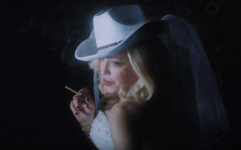 i-madonna-mas-sustinei-tin-madame-x-sto-neo-tis-almpoum