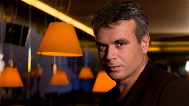 o-manolis-lidakis-me-tragoudia-tou-ksarxakou-sto-ruthmos-stage