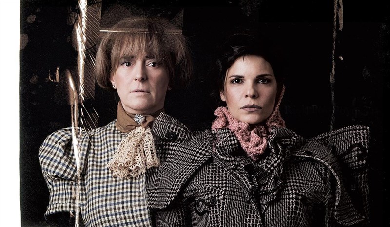 psithuroi-sti-skini-tou-theatrou-athinon