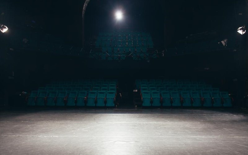 akroasi-gia-tin-parastasi-eksi-prosopa-zitoun-suggrafea-sto-apo-mixanis-theatro