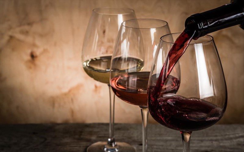 zodia-kai-krasi-poio-sas-tairiazei