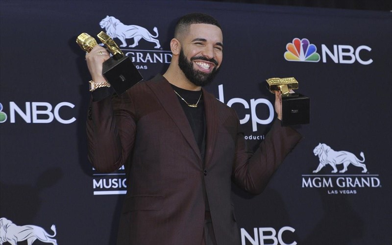thriambos-tou-drake-sta-brabeia-tou-billboard