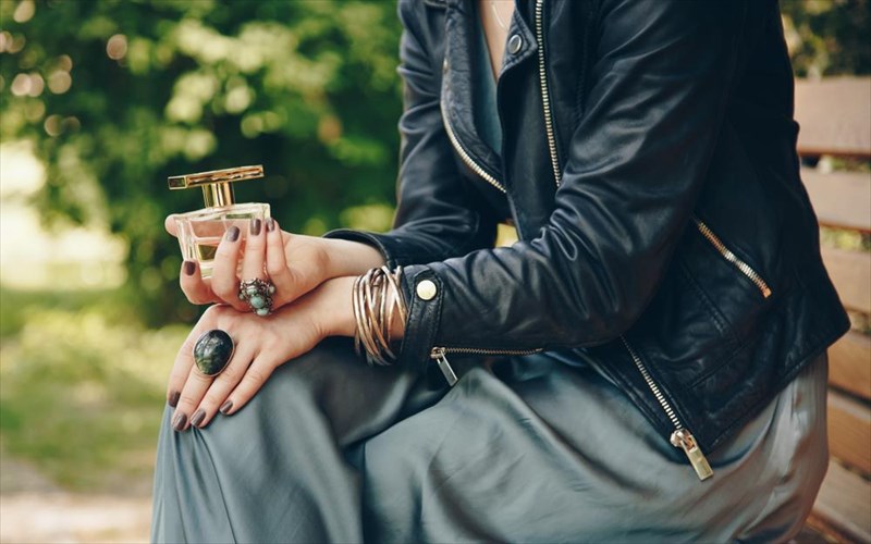 oi-epistimonikoi-logoi-pou-polles-gunaikes-epilegoun-na-foroun-antrika-aromata