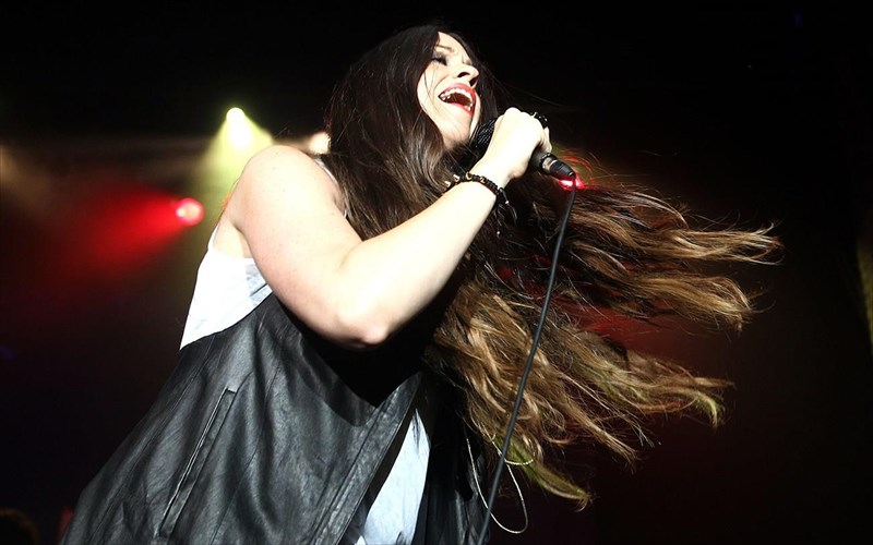 to-musical-tis-alanis-morissette-anebainei-sti-skini-tou-mprontgouei-ton-dekembrio