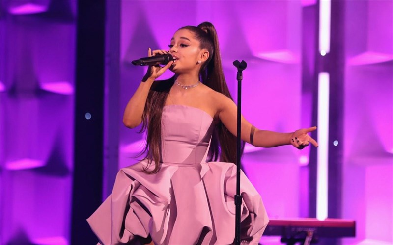 drone-petakse-fulladia-me-sbastikes-ekso-apo-sunaulia-tis-ariana-grande