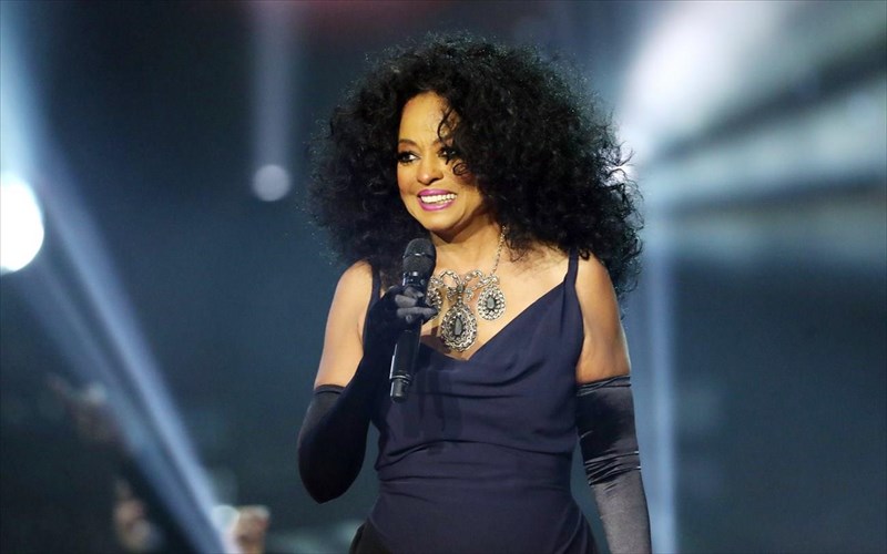 i-diana-ross-kataggellei-asfaleia-aerodromiou-gia-anarmosti-sumperifora-apenanti-tis