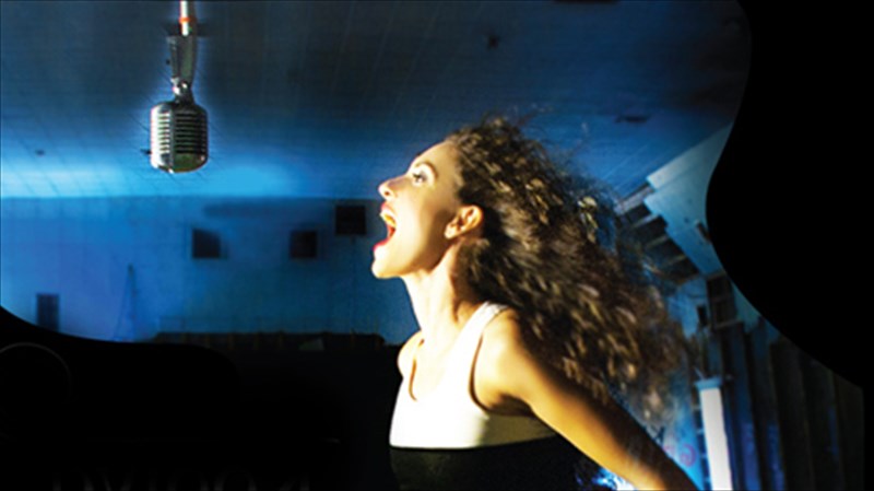 aroma-apo-thalassa-kai-gunaika-sto-half-note