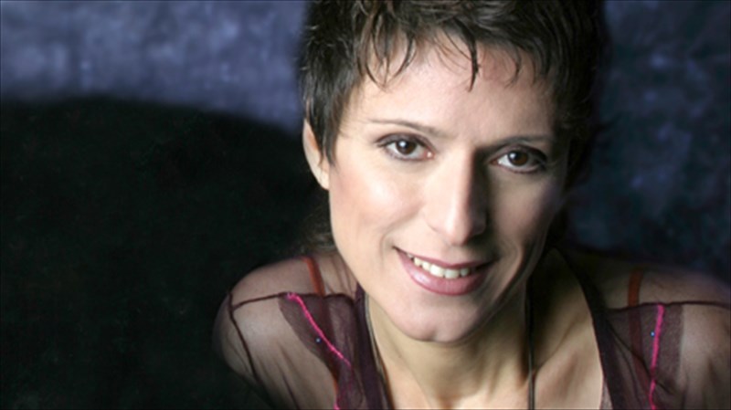 i-anastasia-moutsatsou-tragouda-gia-tis-psuxis-ti-xari