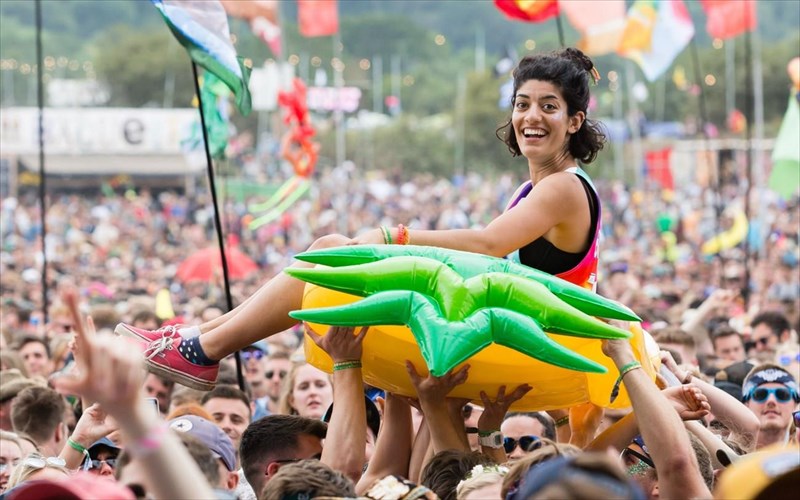 deka-tonoi-plastikon-gia-tin-kataskeui-dance-arenas-sto-glastonbury