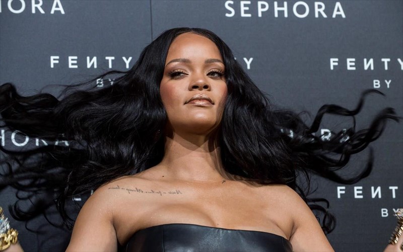 egrapse-istoria-i-rihanna-me-ti-nea-seira-tis-fenty-gia-tin-lvmh-rihanna-me-ti-nea-seira-tis-fenty-gia-tin-lvmh