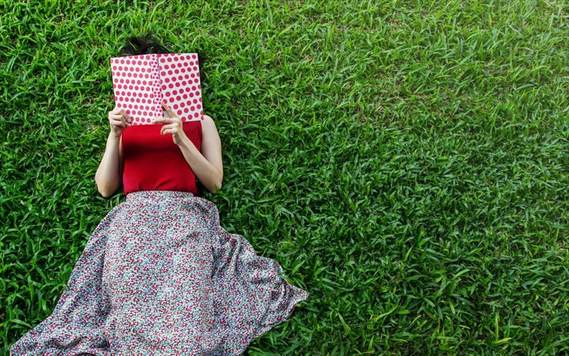 13-biblia-apo-tis-ekdoseis-metaixmio-gia-to-kalokairi