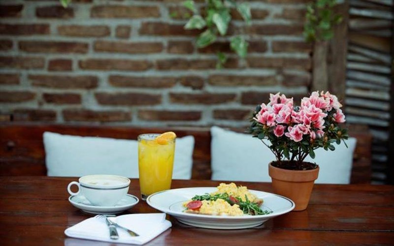 luigi-sky-bar-restaurant-mia-all-day-stasi-stin-plaka