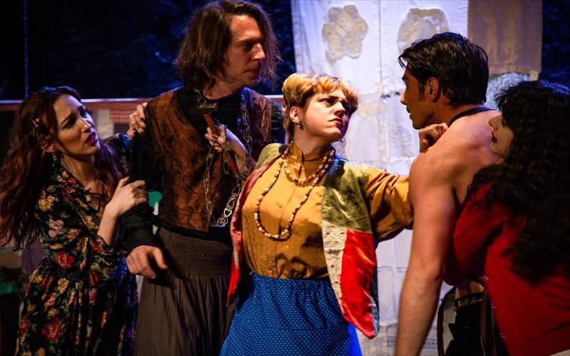 melaxra-to-theatro-stathmos-se-tsigganikous-ruthmous